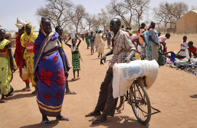 Un réfugié soudanais a récupéré un sac de denrées alimentaires auprès du Programme alimentaire mondial, à Yida, au Soudan du Sud, en 2018.
