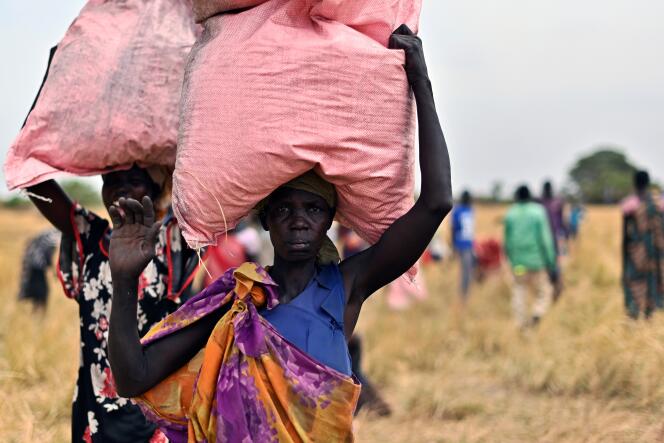 Des villageois récupèrent de l’aide alimentaire envoyée par le Programme alimentaire mondial, en février 2020 au Soudan du Sud.