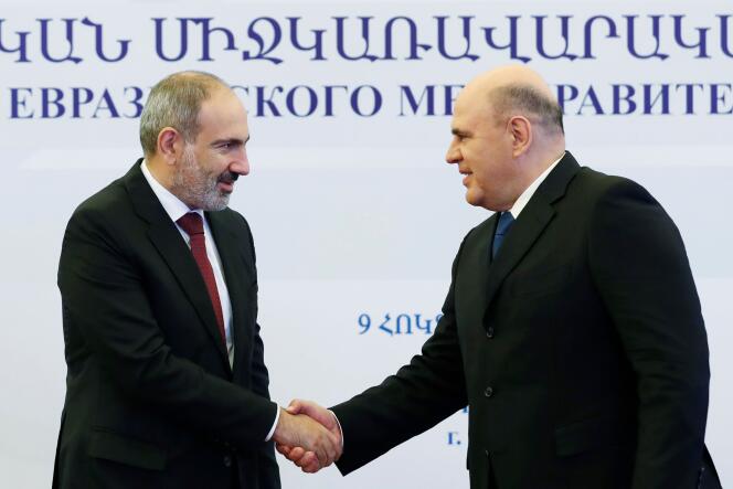 Le premier ministre arménien, Nikol Pachinian, et son homologue russe, Mikhaïl Michoustine, à Erevan, le 9 octobre.
