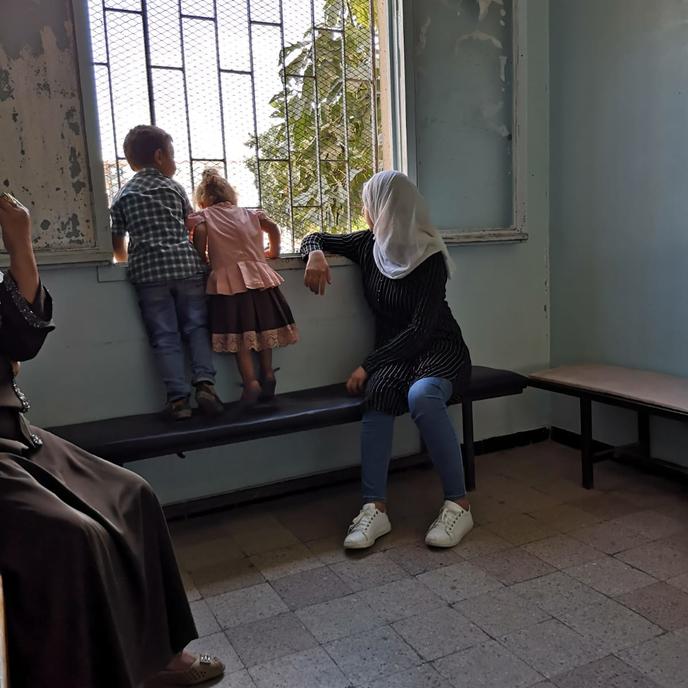 Dans la salle d’attente du cabinet du docteur Abdallah Aggoune, dans la cité Dallas à Bougara, dans la « wilaya » de Blida, au sud d’Alger, en février 2020.