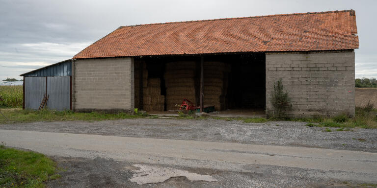 Un hangar situé dans la zone industrielle de Bierne à l'intérieur duquel s'étaient cachés et regroupés les 39 victimes d'origine Vietnamienne avant trouvées la mort dans le camion qui devait les transporter vers l'Angleterre. Bierne, le 30 septembre.