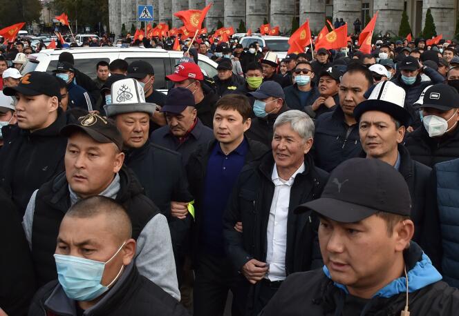 L’ancien président kirghize Almazbek Atambaïev et son ancien premier ministre, Omourbek Babanov, lors d’un rassemblement après l’annulation des élections, à Bichkek, le 9 octobre.
