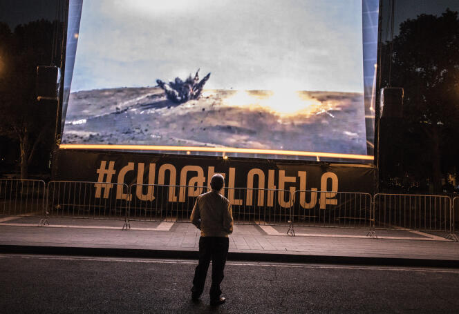 Un écran propagande, sur la place de la République, à Erevan, le 9 octobre. En arménien : « Nous vaincrons ».