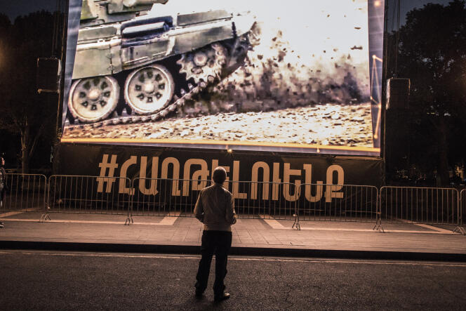 A Erevan , le 9 octobre, un écran de propagande installé place de la République, diffuse des images sous lesquelles il est écrit: « Nous vaincrons. »