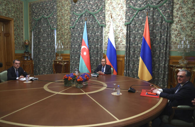 Photo du ministère russe des affaires étrangères avec son représentant (centre) et ses pairs arménien (droite) et azerbaïdjanais, le 9 octobre.