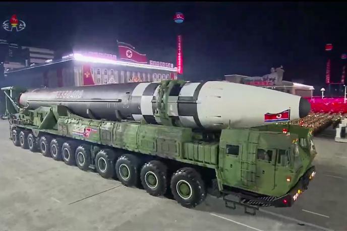 Un missile balistique intercontinental a été montré lors du défilé militaire nord-coréen (image issue de la télévision officielle nord-coréenne).