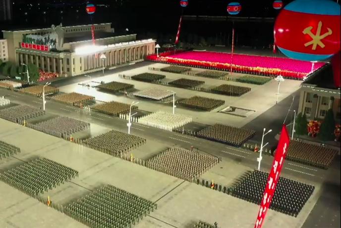 Plan de la parade militaire sur la place Kim Il-sung, diffusée par la télévision nord-coréenne KCTV.