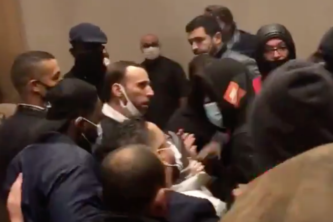 Capture d’une vidéo postée sur Twitter montrant des opposants au vote d’une loi faire intrusion lors du conseil municipal de Saint-Denis, le 8 octobre.