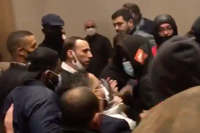 Capture d’une vidéo postée sur Twitter montrant des opposants au vote d’une loi faire intrusion pendant le conseil municipal de Saint-Denis, le 8 octobre.