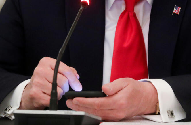 Le président Trump sur son smartphone, le 18 juin 2020.