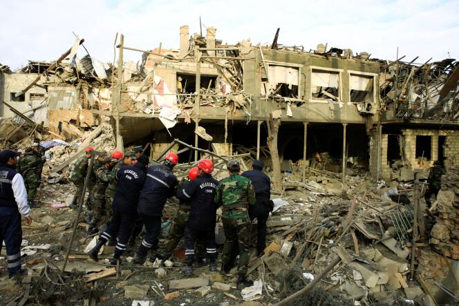 Les membres d’une équipe de secours dans le quartier visé par des tirs de roquettes dans la grande ville de Gandja, en Azerbaïdjan, le 11 octobre.