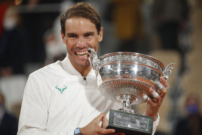 L’Espagnol Rafael Nadal célèbre son 13e titre de Roland-Garros, contre le Serbe Novak Djokovic, le 11 octobre à Paris.