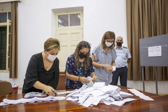 Les membres du personnel électoral chypriote commencent à compter les votes pour l’élection d’un nouveau dirigeant pour la République turque autoproclamée de Chypre du Nord (RTCN), le 11 octobre 2020.