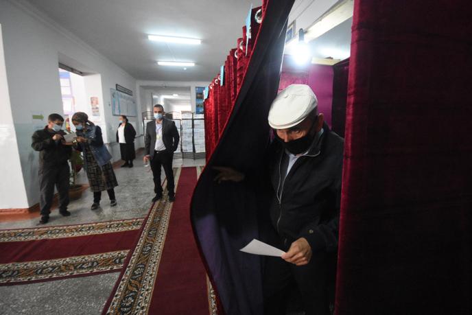 Un homme sort d’un isoloir pour aller voter, lors de l’élection présidentielle du Tadjikistan, à Douchanbé, le 11 octobre 2020.