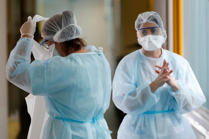 Des soignants dans le service de pneumologie de l’hôpital de Vannes, en octobre 2020. 