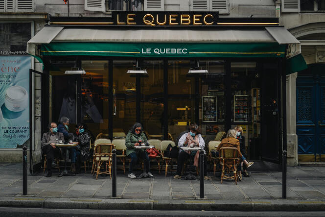 Des clients en terrasse du bar-tabac Le Québec dans le 5e arrondissement de Paris, le 10 octobre 2020.