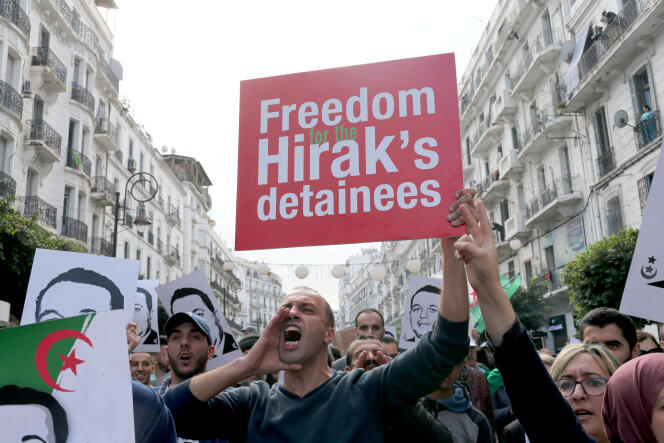 Des manifestants appellent à la libération des détenus du Hirak, à Alger, le 27 décembre 2019.