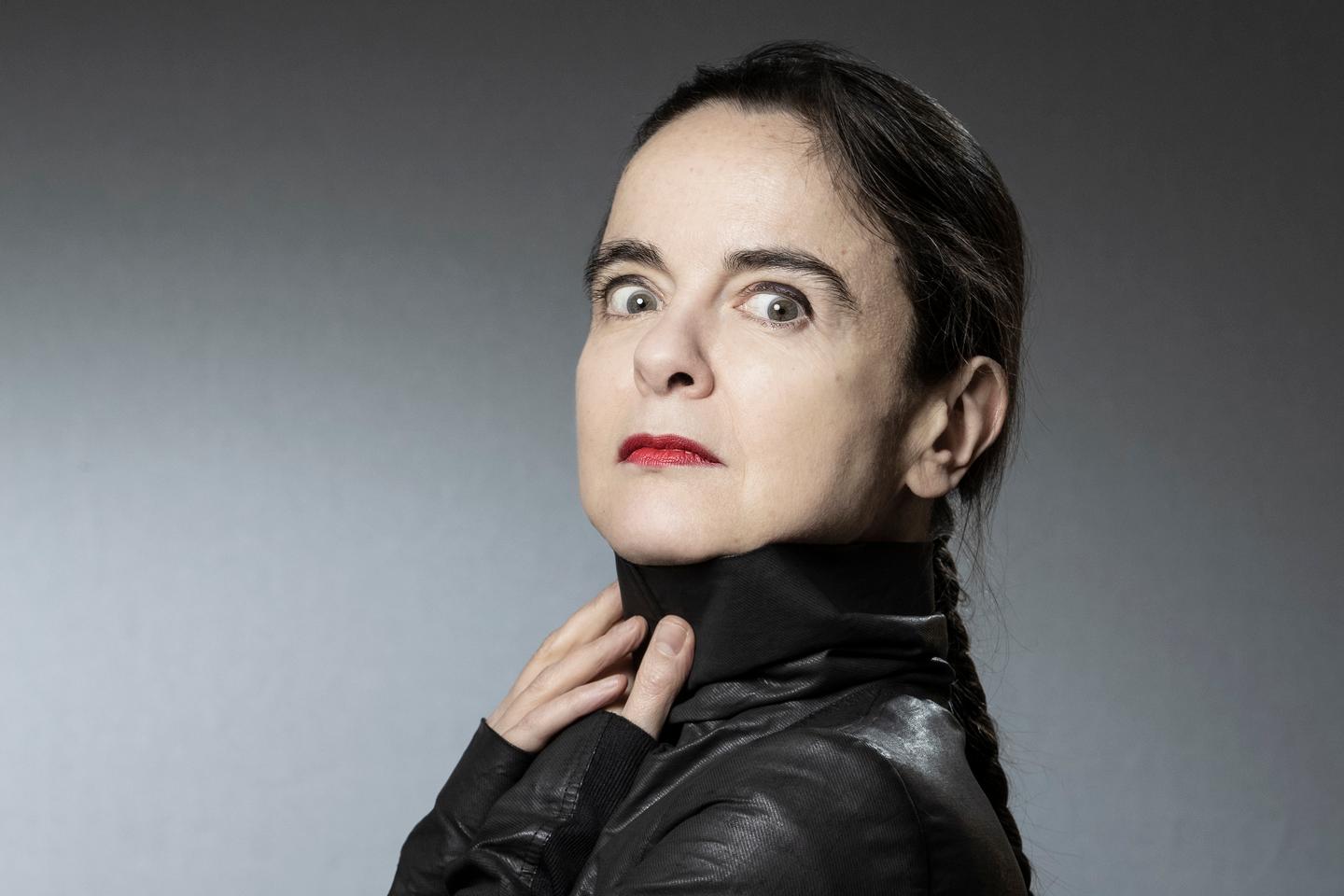 Amélie Nothomb reçoit le prix Renaudot pour son roman « Premier sang Amélie Nothomb reçoit le prix Renaudot pour son roman « Premier sang