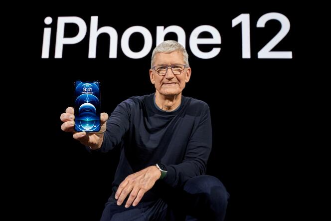 Le PDG d’Apple, Tim Cook, présente le nouvel iPhone 12, le 13 octobre 2020, à Cupertino, en Californie. Une nouvelle fonctionnalité antipublicité ciblée a entraîné la colère des annonceurs.