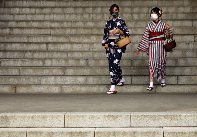 Deux femmes portent le masque devant le temple du quartier d’Asakusa, à Tokyo, le 13 octobre.