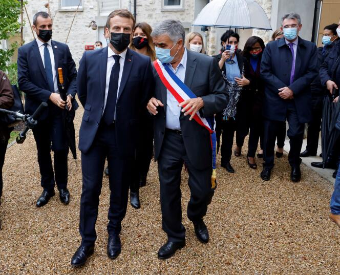 Emmanuel Macron lors d’un déplacement aux Mureaux (Yvelines) en compagnie du maire de la ville, François Garay, le 2 octobre.