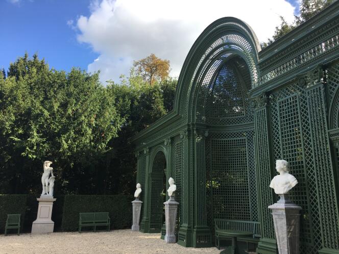 Vue du « salon de Madame » restauré, dans le parc du château de Champs.