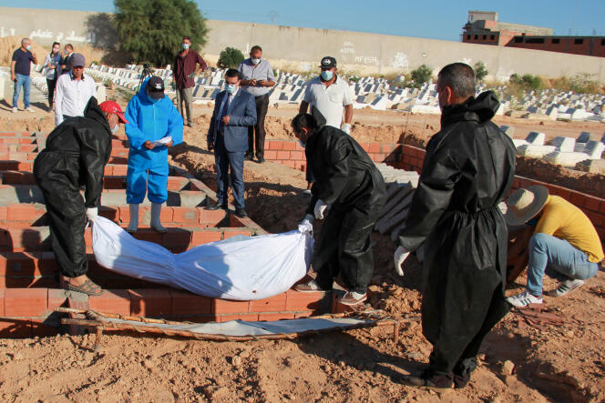 Enterrement d’un migrant subsaharien, mort en mer près des îles Kerkennah, au large de Sfax, en Tunisie, le 15 juin 2020.