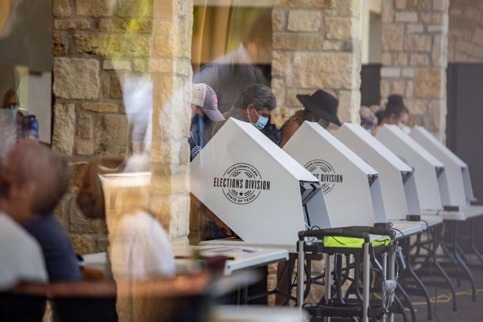 Dans un bureau de vote d’Austin (Texas), le 13 octobre 2020.