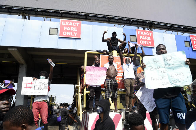 Des manifestants bloquent le péage de Lekki, à Lagos, pour dénoncer les violences policières, le 12 octobre 2020.