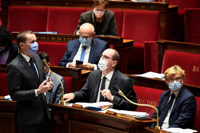 Le ministre des comptes publics, Olivier Dussopt, le premier ministre, Jean Castex, et le ministre chargé des relations avec le Parlement, Marc Fesneau, à l’Assemblée nationale, à Paris, le 13 octobre.