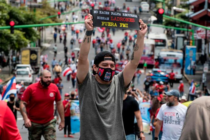 Un homme manifeste contre l’augmentation des impôts voulue par le gouvernement afin de trouver un accord de crédit auprès du FMI, à San José (Costa Rica) le 30 septembre 2020.