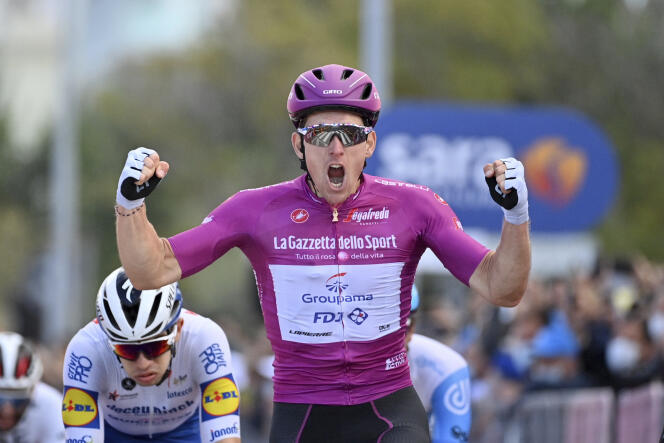 Arnaud Démare célèbre sa quatrième victoire sur le Giro à Rimini, mercredi 14 octobre.