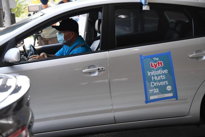 Un chauffeur dénonce la « proposition 22 » défendue par Uber, Lyft et d’autres plates-formes de livraison, lors d’une manifestation à Los Angeles (Californie), le 20 août.