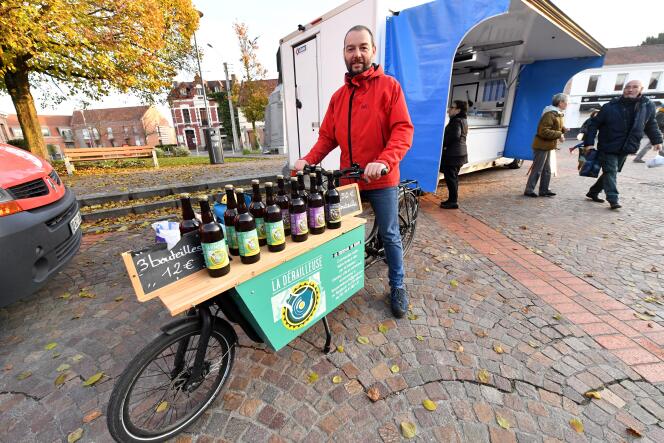 Olivier Sarre, qui vend et livre sa bière en vélo-cargo, ici au marché de Lezennes (Nord), en novembre 2019.