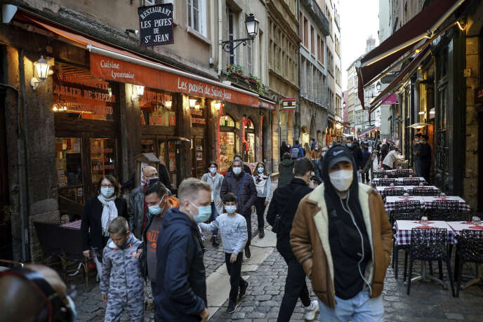 Des passants dans une rue lyonnaise, le 10 octobre.
