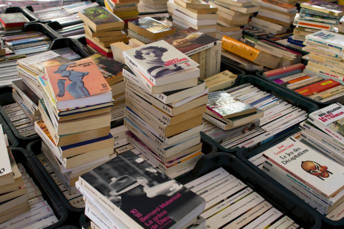 Piles de livres de poche.