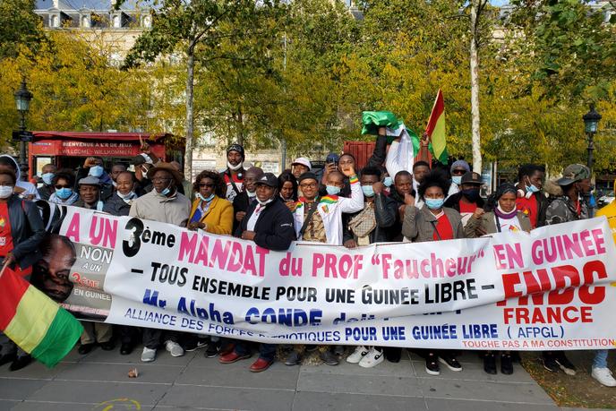 Rassemblement de la diaspora guinéenne place de la République à Paris, samedi 10 octobre 2020, contre le troisième mandat d'Alpha Condé.