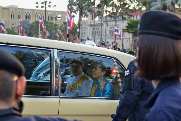 La reine Suthida et le prince Dipangkorn Rasmijoti à bord de la voiture royale, ralentie par un rassemblement anti-gouvernemental à Bangkok, le 14 août.