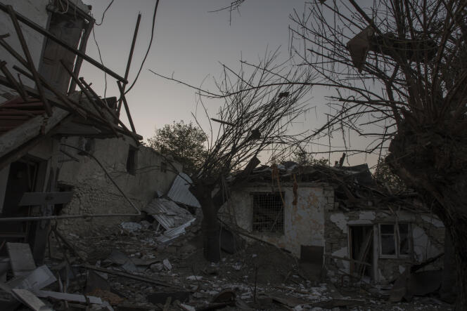 Une maison détruite par les bombardements des forces azéries, à Stepanakert (Haut-Karabakh), le 14 octobre.