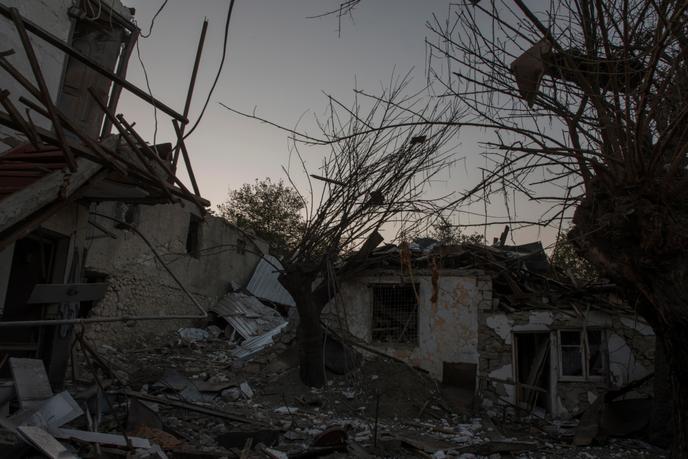 Une maison détruite par les bombardements des forces azéries, à Stepanakert (Haut-Karabakh), le 14 octobre.