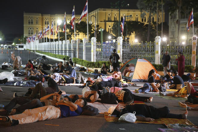 Des manifestants pro-démocratie dorment devant la Maison du gouvernement à Bangkok, dans la nuit de mercredi à jeudi 15 octobre 2020, avant d’être dispersés par la police.