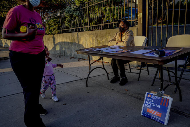 Une bénévole encourage des passants à s’inscrire sur la liste électorale, dans le quartier de Brooklyn à New York, le 18 septembre.