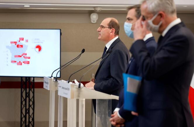 Le premier ministre, Jean Castex, accompagné des ministres de la santé, Olivier Véran, et de l’économie, Bruno Le Maire, jeudi 15 octobre à Paris.