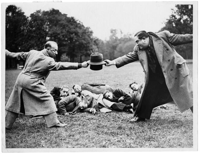 Pierre Dac et le chansonnier André Gabriello simulant un duel, en novembre 1938.