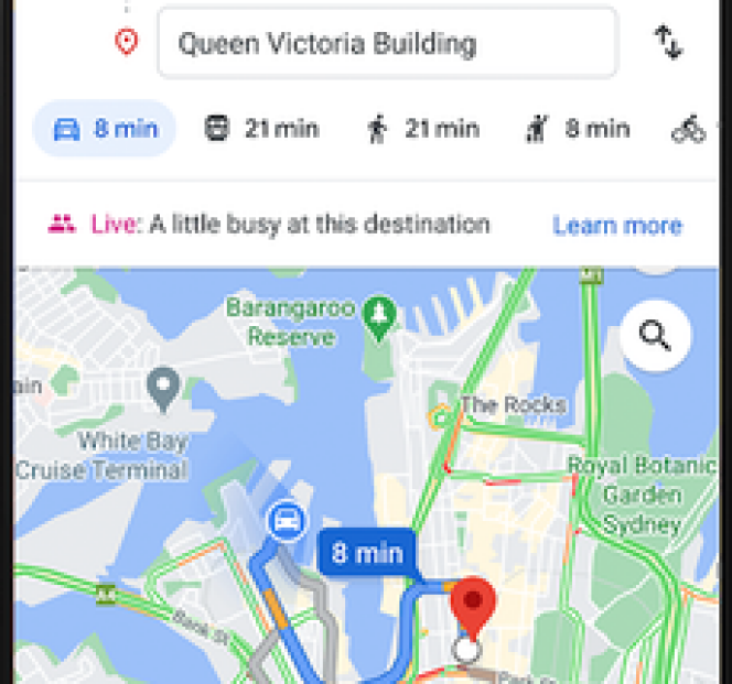 Dans les prochaines semaines, Google Maps donnera des informations de fréquentation pour certains lieux, au moment de planifier un itinéraire, comme sur cette capture d’écran. A droite de la petite icone rose « Live » figure une indication qu’on peut traduire par « un peu d’affluence en ce lieu ».