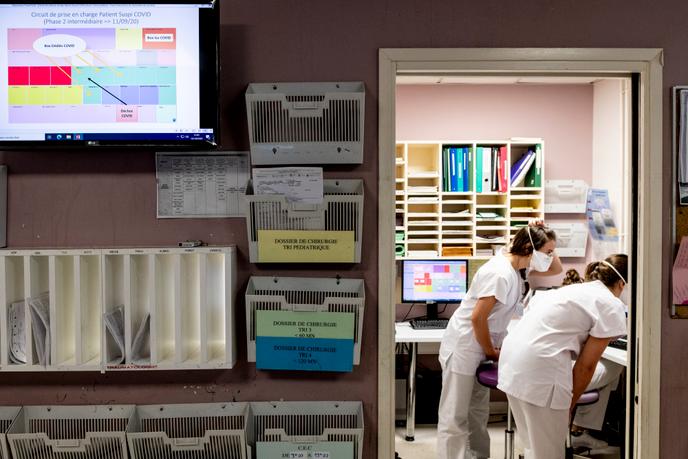 La salle de régulation des urgences du centre hospitalier intercommunal André-Grégoire, à Montreuil (Seine-Saint-Denis), le 13 octobre.