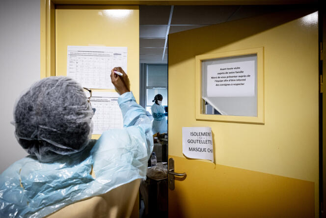Deux infirmières rendent visite aux patients atteints du Covid-19, à l’hôpital André-Grégoire à Montreuil, le 16 octobre.