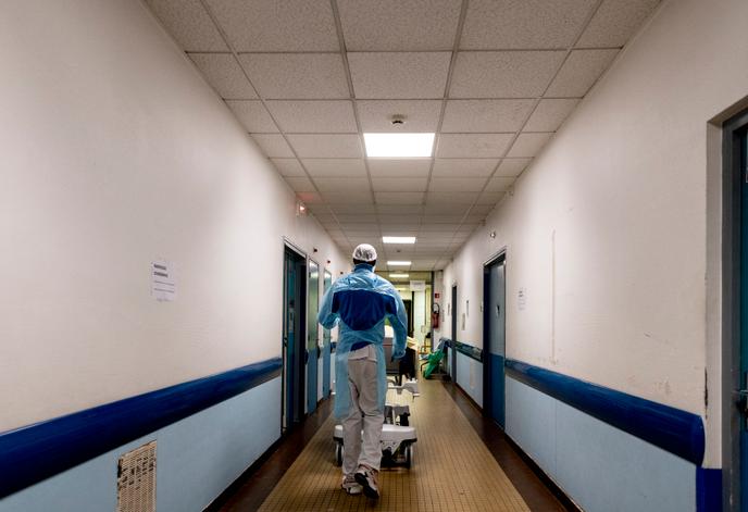 Un brancardier accompagne une patiente passer un examen, aux urgences de l’hôpital André-Grégoire, à Montreuil (Seine-Saint-Denis), le 13 octobre.