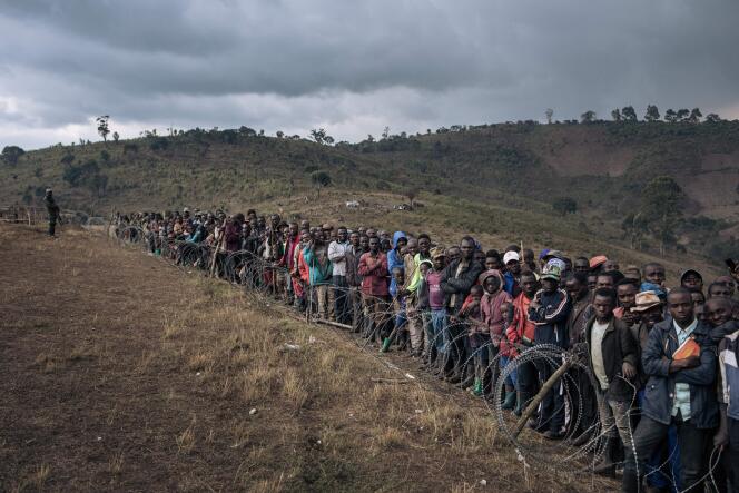 Des déplacés attendent la visite du ministre de la défense congolais Aimé Ngoy Mukena au camp de Bijombo, dans le Sud-Kivu, le 10 octobre 2020.