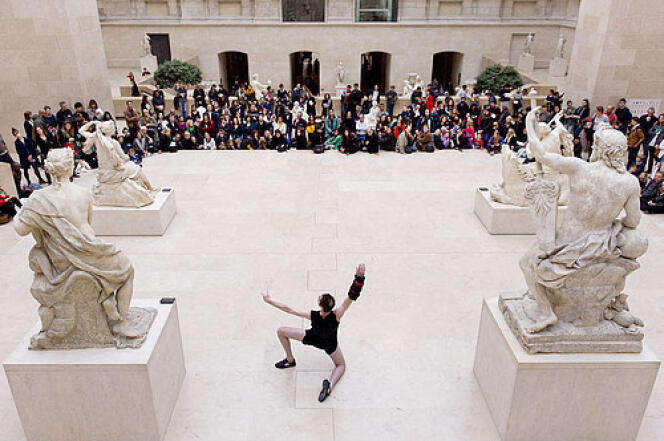 Spectacle de danse dans la cour Marly, au musée du Louvre, pendant la FIAC 2015.